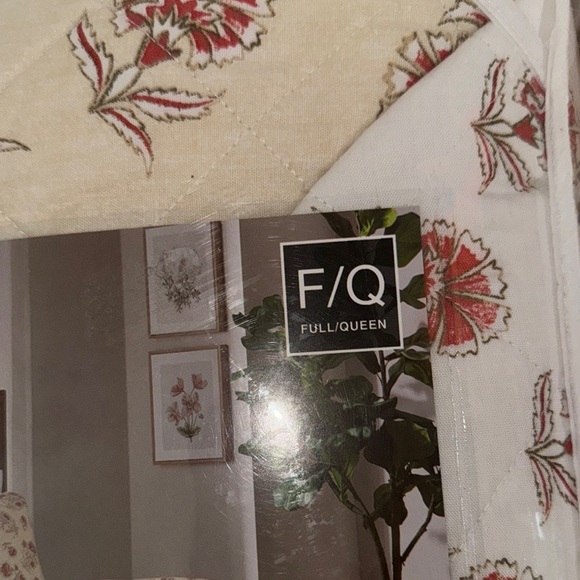 Cream and Red Vintage-Inspired Floral Quilt - Picture 3 of 10